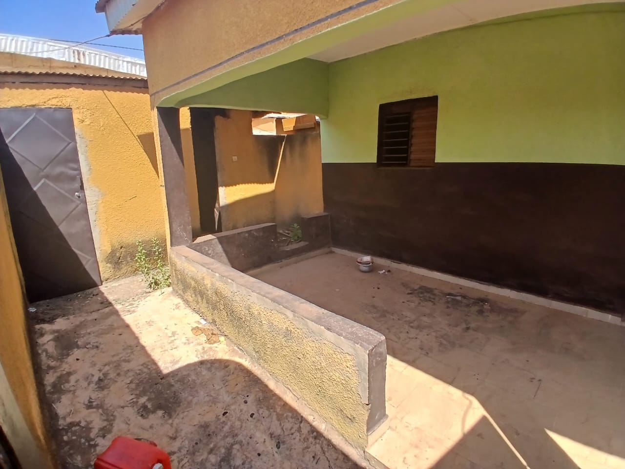 3 chambres salon sans placards , avec une douce  Cuisine non modernisé 